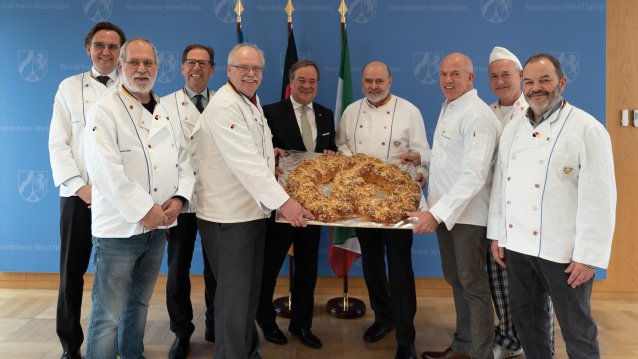 Entgegennahme der Neujahrsbrezel des Verbands des Rheinischen Bäckerhandwerks