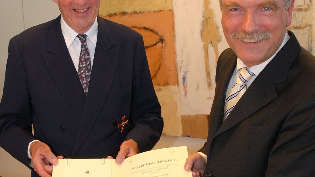 Staatssekretär Grosse-Brockhoff überreicht Verdienstkreuz 1. Klasse an Udo van Meeteren