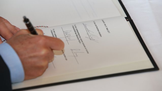 Fünfter Änderungsvertrag unterschrieben – Landesregierung und jüdische Gemeinden bekräftigen ihre Partnerschaft 