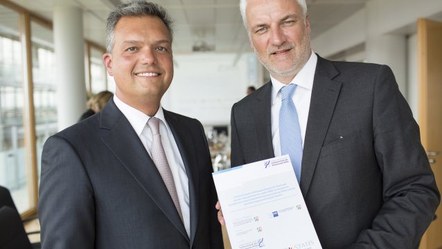 Das Foto zeigt  Prof. Dr. Volker Wittberg, Leiter der Forschungsgruppe der Bielefelder Fachhochschule des Mittelstands (FHM) und Wirtschaftsminister Garrelt Duin