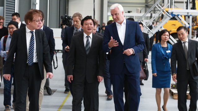 Minister Duin und Generalkonsul Feng besuchen XCMG Europe