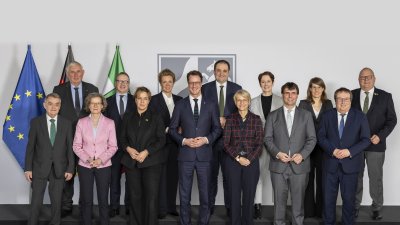 Gruppenfoto des Landeskabinetts vor Flaggen
