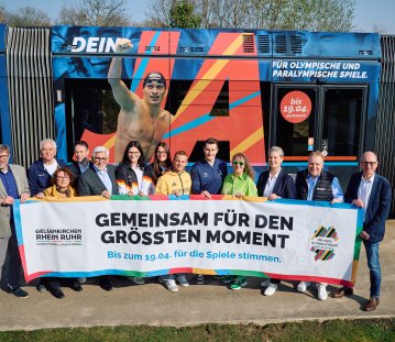 Gruppenfoto vor der Straßenbahn