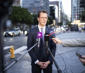 Ministerpräsident Hendrik Wüst gibt ein Pressestatement in Los Angeles