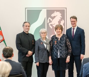 Ministerpräsident Hendrik Wüst übergibt den Bundesverdienstorden an drei Persönlichkeiten aus Nordrhein-Westfalen