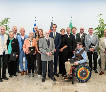 Ministerpräsident Hendrik Wüst verleiht Verdienstorden des Landes Nordrhein-Westfalen an 15 Persönlichkeiten