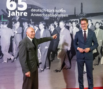 65 Jahre Anwerbeabkommen: Ministerpräsident Wüst dankt Gastarbeitern und würdigt Leistung und gemeinsame Geschichte türkeistämmiger Menschen für Nordrhein-Westfalen