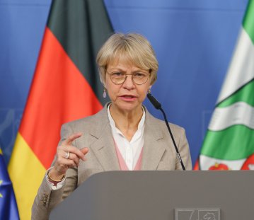 Ministerin Feller beantwortet Fragen am Rednerpult