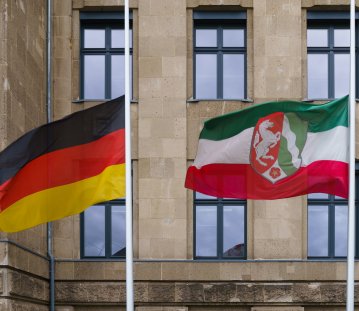 Die Deutschlandflagge und die Nordrhein-Westfalen-Flagge auf Halbmast vor dem Landeshaus