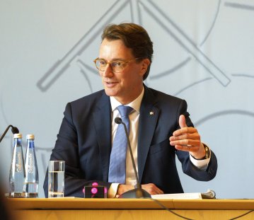 Ministerpräsident Wüst spricht auf der Landespressekonferenz