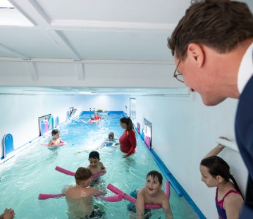 Ministerpräsident Hendrik Wüst weiht ersten Schwimmcontainer „narwali“ im Regierungsbezirk Köln ein