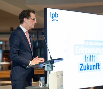 30 Jahre Solingen – Ministerpräsident Hendrik Wüst erinnert sich mit Schülerinnen und Schülern an Brandanschlag