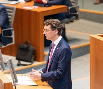 Ministerpräsident Hendrik Wüst spricht am Rednerpult