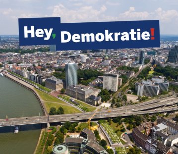 Ein Luftbild vom Regierungsviertel mit dem Schriftzug "Hey, Demokratie!"