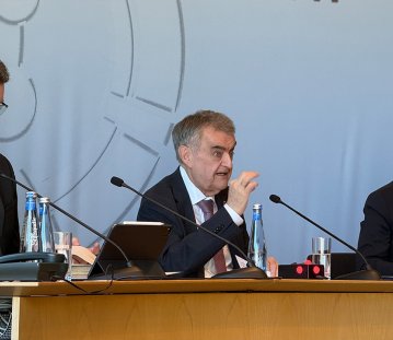Minister Reul spricht in der Landespressekonferenz