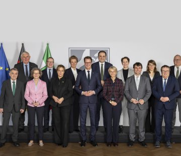Gruppenfoto des Landeskabinetts vor Flaggen