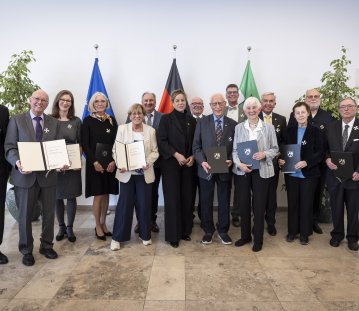 Stellvertretende Ministerpräsidentin Mona Neubaur händigt den Verdienstorden des Landes Nordrhein-Westfalen an 15 Persönlichkeiten aus