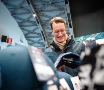 Ministerpräsident besucht das Eishockey Vorrundenspiel der Frauen, Deutschland – Italien