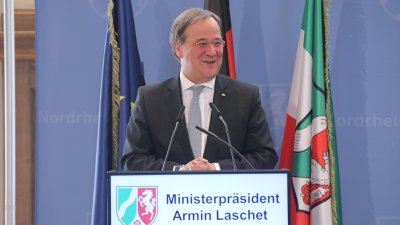 Ministerpräsident Armin Laschet zeichnet 19 Bürgerinnen und Bürger mit dem Landesverdienstorden aus