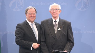 Ministerpräsident Armin Laschet zeichnet 19 Bürgerinnen und Bürger mit dem Landesverdienstorden aus