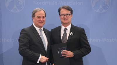 Ministerpräsident Armin Laschet zeichnet 19 Bürgerinnen und Bürger mit dem Landesverdienstorden aus