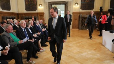 Ministerpräsident Armin Laschet zeichnet 19 Bürgerinnen und Bürger mit dem Landesverdienstorden aus
