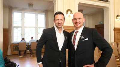 Ministerpräsident Armin Laschet zeichnet 19 Bürgerinnen und Bürger mit dem Landesverdienstorden aus