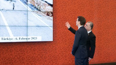 Ministerpräsident Hendrik Wüst trifft den türkischen Botschafter Ahmet Basar Sen und trägt sich in Kondolenzbuch für Opfer der Erdbeben ein