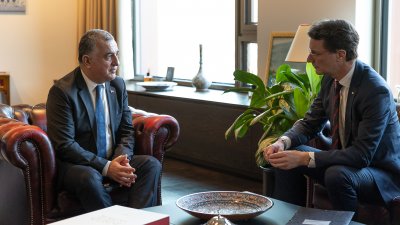 Ministerpräsident Hendrik Wüst trifft den türkischen Botschafter Ahmet Basar Sen und trägt sich in Kondolenzbuch für Opfer der Erdbeben ein