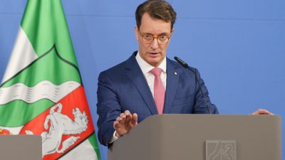 Ministerpräsident Hendrik Wüst beantwortet Fragen am Rednerpult