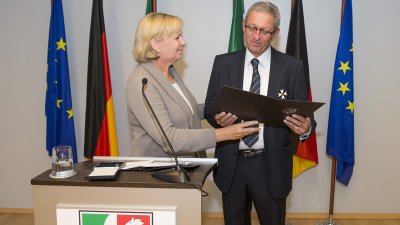 Ministerpräsidentin Hannelore Kraft überreicht Landesverdienstorden an Gershon Gelman,