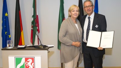Ministerpräsidentin Hannelore Kraft überreicht Landesverdienstorden an Gershon Gelman,