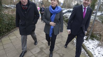 Das Bild zeigt Ministerpräsidentin Kraft gehend in der Mitte des Bildes in Begleitung des Warendorfer Bürgermeisters Jochen Walter (links im Bild) und von Landrat Dr. Olaf Gericke (rechts im Bild)