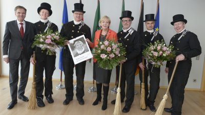 Schornsteinfeger besuchen die Staatskanzlei zum Neuen Jahr.