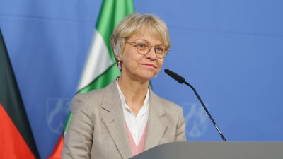 Ministerin Feller beantwortet Fragen am Rednerpult