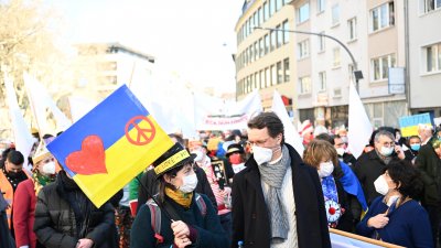 Ministerpräsident Hendrik Wüst nimmt an einer Friedensdemonstration in Köln teil