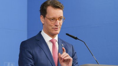 Ministerpräsident Hendrik Wüst beantwortet Fragen am Rednerpult