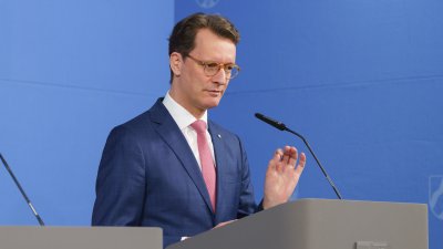 Ministerpräsident Hendrik Wüst beantwortet Fragen am Rednerpult
