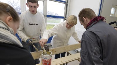 Ministerpräsidentin Hannelore Kraft beim TatKraft-Einsatz in Bad Oeynhausen