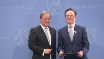 Ministerpräsident Armin Laschet zeichnet 19 Bürgerinnen und Bürger mit dem Landesverdienstorden aus