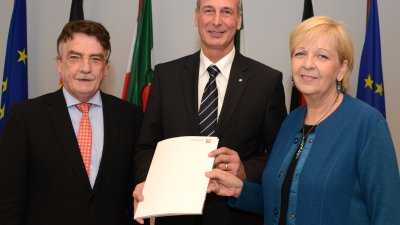 Thomas Gehring, Leiter „Bürgerdienste“ der Stadt Halver, im Kreise von Bauminister Michael Groschek und Ministerpräsidentin Hannelore Kraft.