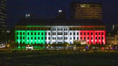 Nordrhein-Westfalen leuchtet: Zum 74. Landesgeburtstag erstrahlen historische Bauwerke in den Landesfarben