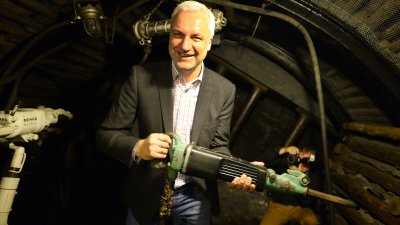 Minister Duin hält einen Bohrer in der Hand