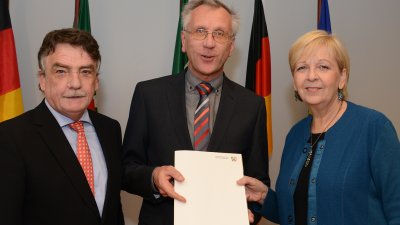 Reinhard Voss, Kämmerer aus Schalksmühle, nimmt in Vertretung von Bürgermeister Jörg Schönenberg von Bauminister Michael Groschek und Ministerpräsidentin Hannelore Kraft den Förderbescheid entgegen.
