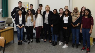 Gruppenfoto mit Schülerinnen, Schülern und Lehrer