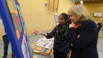 Ministerpräsidentin Hannelore Kraft sieht sich mit einer Schülerin ein Flipchart mit erarbeiteten Themenbildern an