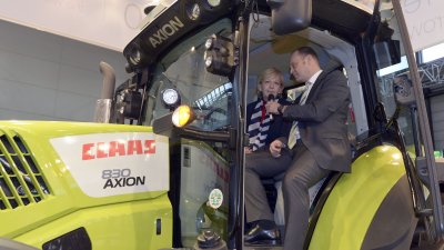 ​Ministerpräsidentin Hannelore Kraft informiet sich auf der CeBIT 2015