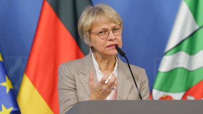 Ministerin Feller beantwortet Fragen am Rednerpult