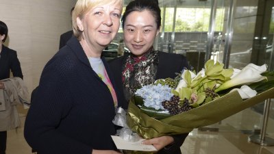 Ministerpräsidentin Hannelore Kraft wird von einer Mitarbeiterin mit einem Blumenstrauss im Regent Hotel in Peking empfangen
