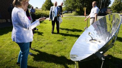 Ministerpräsidentin Hannelore Kraft bedient eine Reflektor-Schüssel